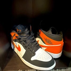 Air Jordan 1 Mid